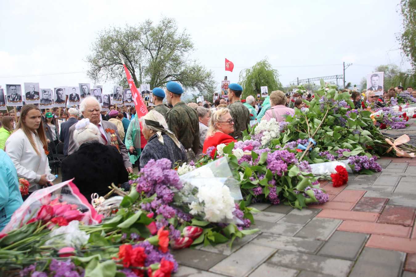 Возложение цветов к Мемориалу Победы